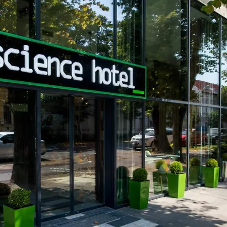 Science فندق